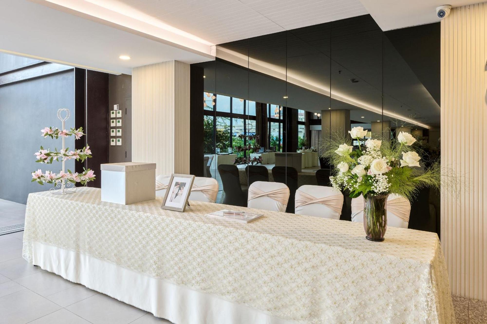 Tk Palace Hotel & Convention Банкок Екстериор снимка