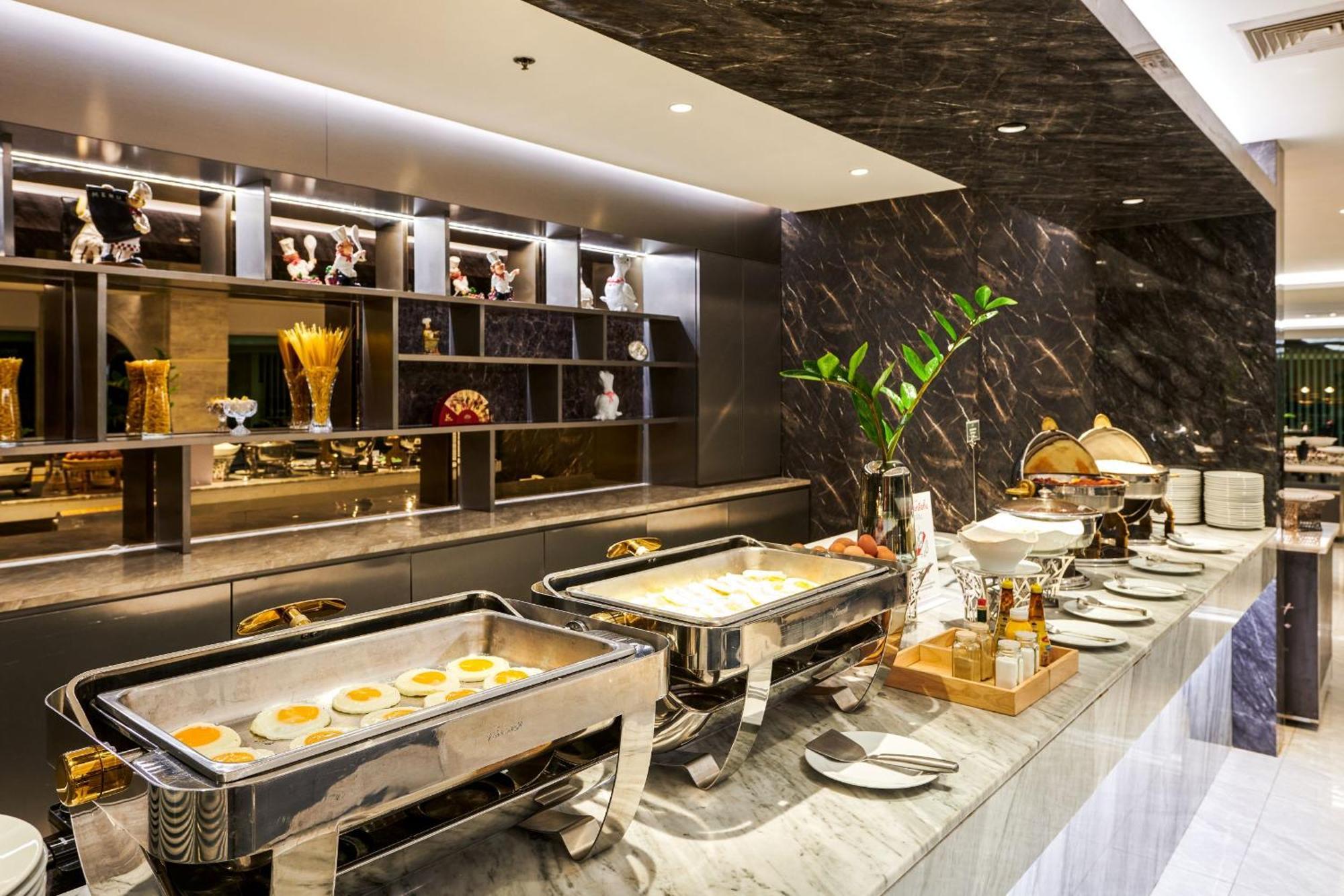 Tk Palace Hotel & Convention Банкок Екстериор снимка